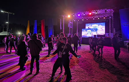 I have no idea who these people are, but they dancin'